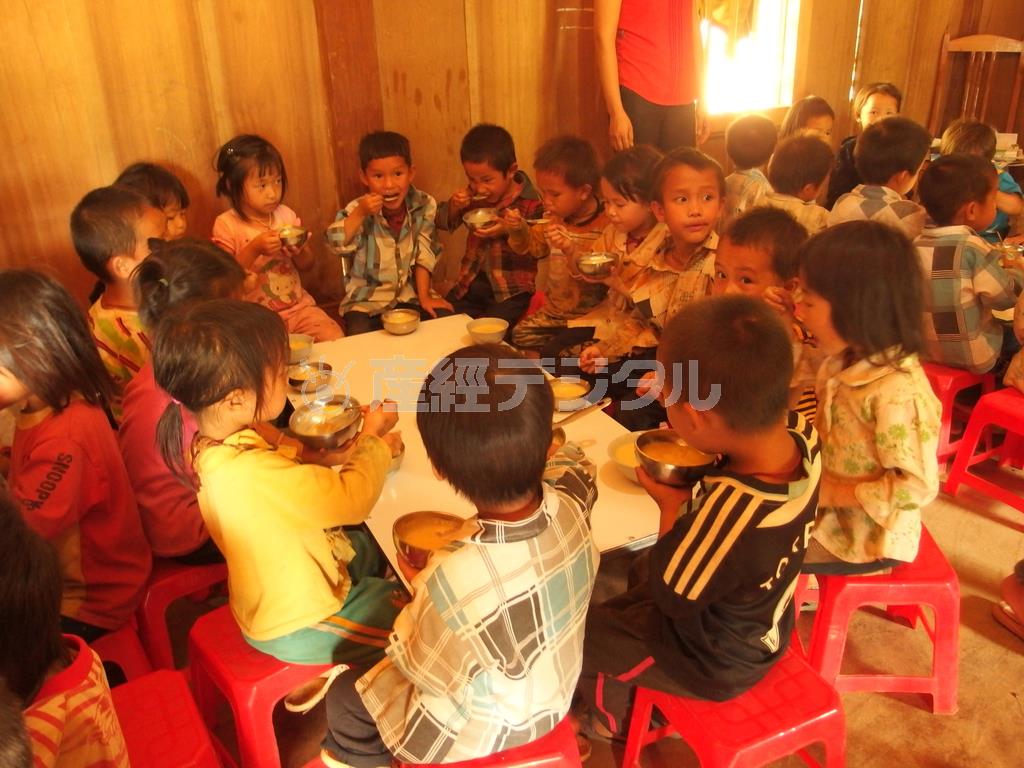 できたてのおかゆを食べる子供たち＝２０１４年４月２３日、ベトナム・ディエンビエン省（ワールド・ビジョン・ジャパン撮影）