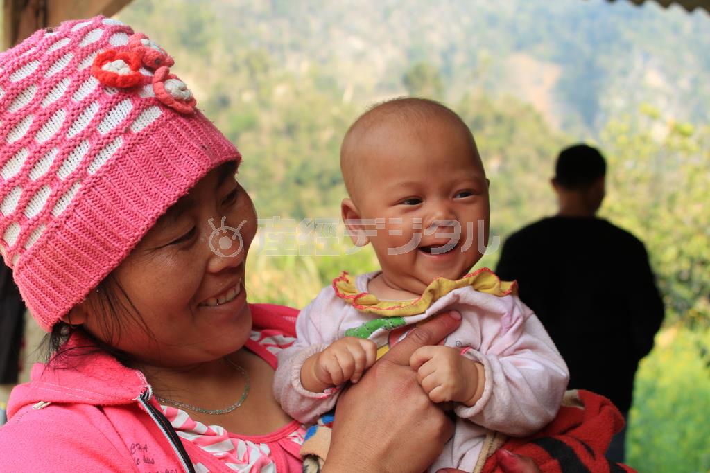 事業地があるディエンビエン省に暮らすお母さんと赤ちゃん＝２０１４年２月２７日、ベトナム・ディエンビエン省（ワールド・ビジョン・ジャパン撮影）