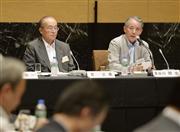 経済同友会夏季セミナーであいさつする長谷川閑史代表幹事。左は九州電力の貫正義会長＝１７日午後、仙台市内のホテル