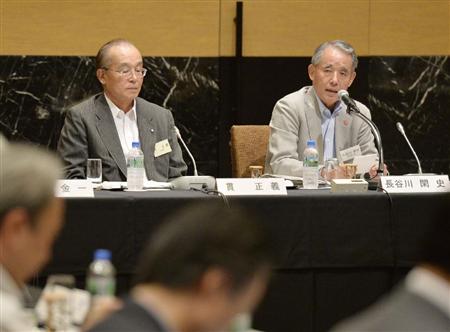 経済同友会夏季セミナーであいさつする長谷川閑史代表幹事。左は九州電力の貫正義会長＝１７日午後、仙台市内のホテル