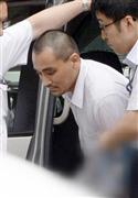 逮捕され多摩中央警察署へ入る松崎正臣容疑者＝１７日午後、東京都多摩市（川口良介撮影）