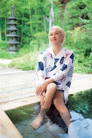 旅館の浴衣を借りて足湯中＝世界文化社刊「脱・コンプレックス」より（宮崎貢司さん撮影、提供写真）