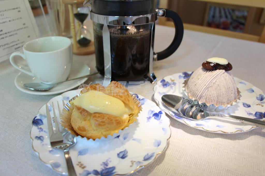人気スイーツ店「ヒロのお菓子屋さん」の会津山塩ごはんシュー（手前）はやさしい味わい。奥は地元名産の花豆を使った花豆もんぶらん＝２０１４年７月２日、福島県耶麻郡北塩原村（津川綾子撮影）