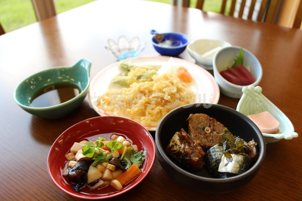 夕食バイキングは会津の郷土料理が楽しめる。手前左からこづゆ、棒タラ煮、ニシンの山椒漬け。奥はＢ級グルメ、そばの天ぷら＝２０１４年７月１日、福島県耶麻郡北塩原村・休暇村裏磐梯（津川綾子撮影）