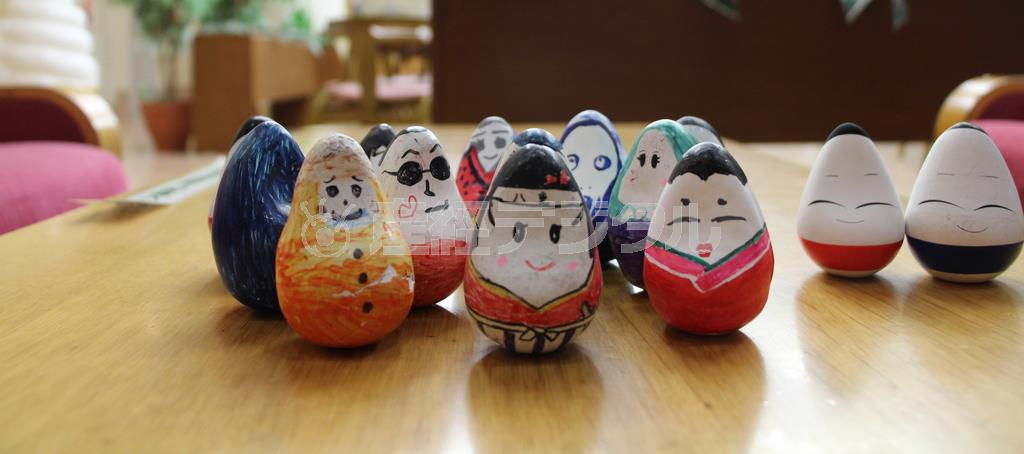 転んでも起き上がる、かわいくたくましい工芸品、小法師。伝統的な絵柄は右の２つ、中央のユニークな面々は休暇村裏磐梯の宿泊者らの作品＝２０１４年７月１日、福島県摩耶郡北塩原村（津川綾子撮影）
