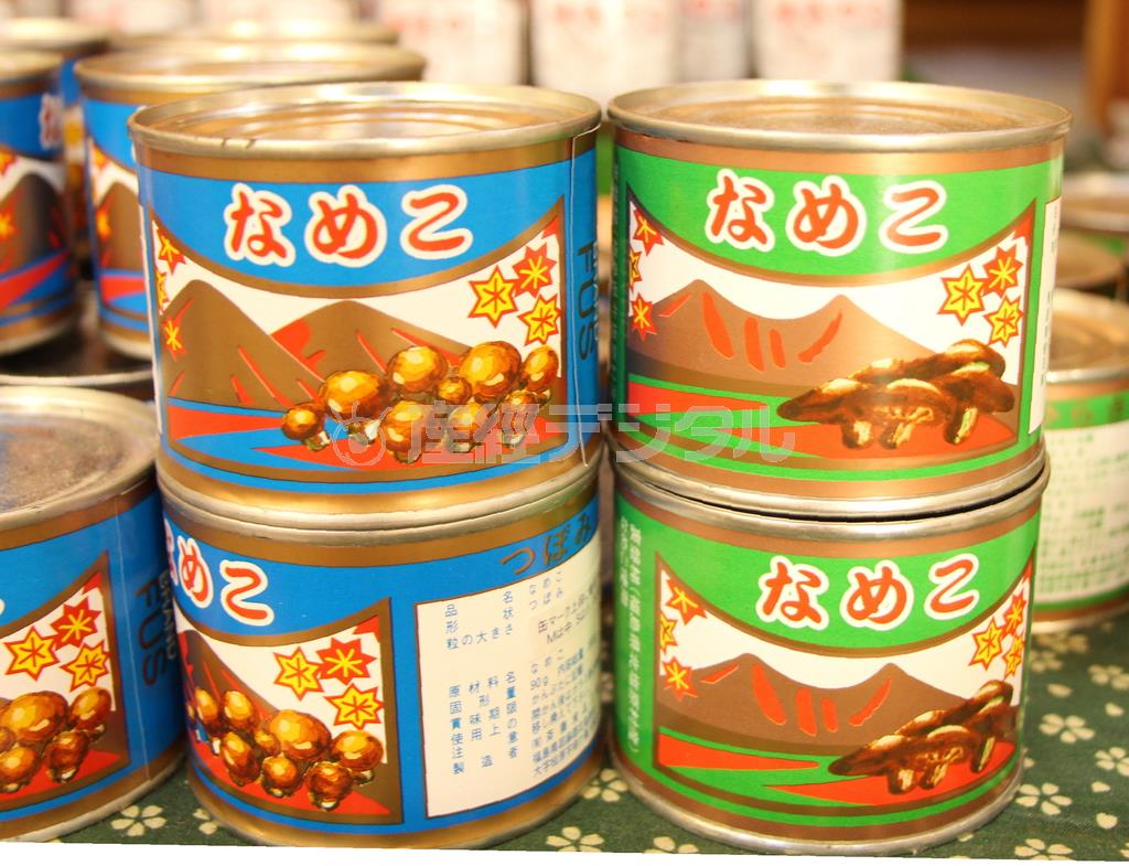 キッチュなパッケージの、なめこの缶詰。磐梯山の表が描かれた青い缶の「つぼみ」は４３０円＝２０１４年７月２日、福島県耶麻郡北塩原村・道の駅裏磐梯（津川綾子撮影）