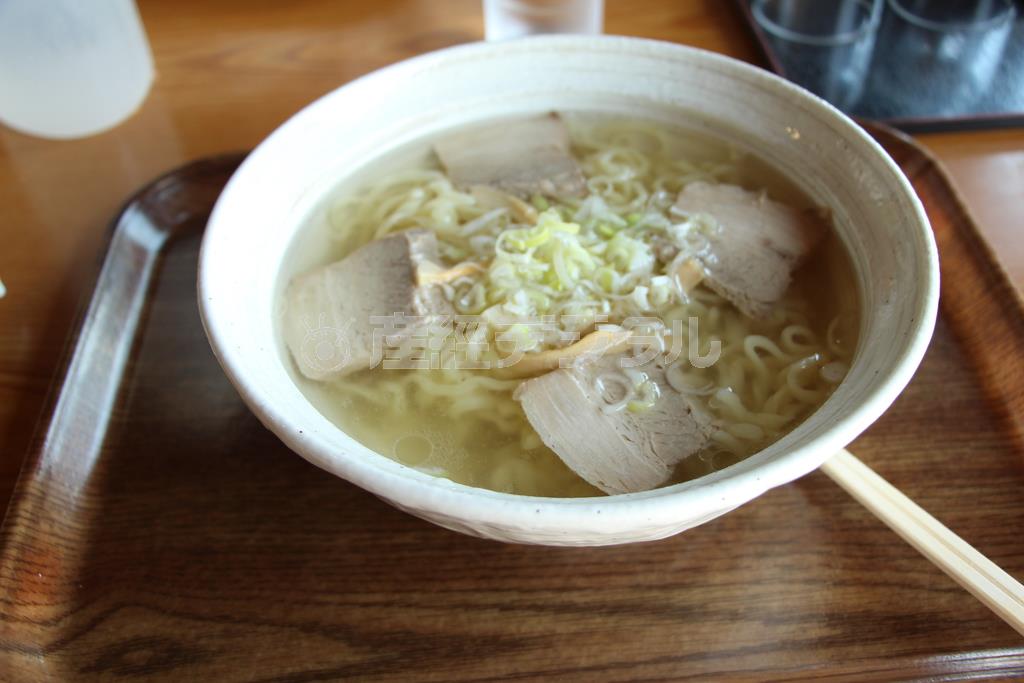 「奥裏磐梯しおや」の会津山塩ラーメン（６５０円）は喜多方の人気ラーメン店「喜一」監修で誕生。あっさり澄んだスープが美味＝２０１４年７月２日、福島県耶麻郡北塩原村（津川綾子撮影）