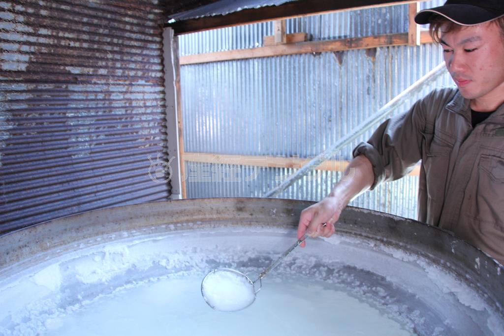 会津山塩は「大塩裏磐梯温泉」の温泉水を煮詰めて作る＝２０１４年７月２日、福島県耶麻郡北塩原村・会津山塩企業組合（津川綾子撮影）