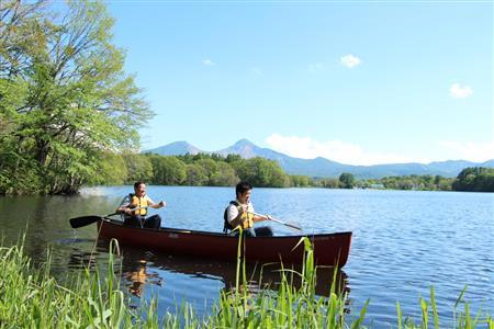 カヌー体験は湖に恵まれた裏磐梯の夏のレジャーの定番。湖面が穏やかな曽原湖は初心者におすすめだ＝福島県耶麻郡北塩原村・曽原湖（津川綾子撮影）