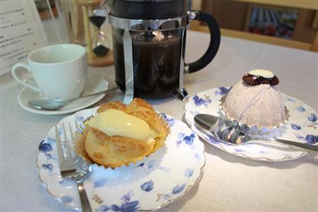 人気スイーツ店「ヒロのお菓子屋さん」の会津山塩ごはんシュー（手前）はやさしい味わい。奥は地元名産の花豆を使った花豆もんぶらん＝２０１４年７月２日、福島県耶麻郡北塩原村（津川綾子撮影）