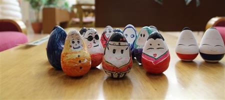 転んでも起き上がる、かわいくたくましい工芸品、小法師。伝統的な絵柄は右の２つ、中央のユニークな面々は休暇村裏磐梯の宿泊者らの作品＝２０１４年７月１日、福島県摩耶郡北塩原村（津川綾子撮影）
