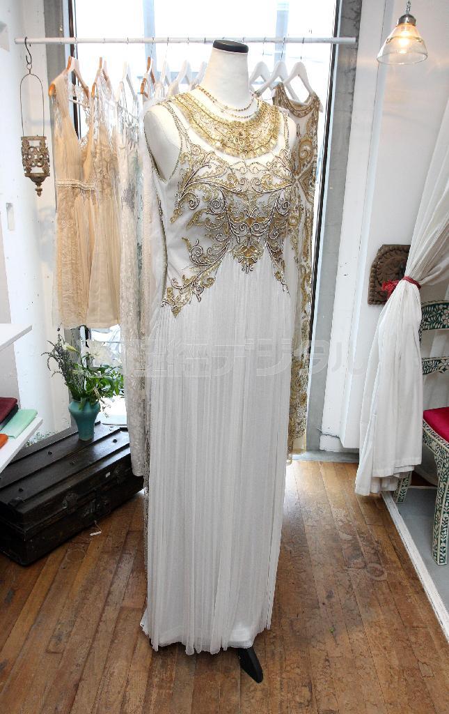 金糸とパールビーズが全身にあしらわれた、豪華なウェディングインド人デザイナー２人組「ゲイシャデザインズ」の作。オーダーで受け付ける（２８万円）＝２０１４年６月１８日、東京都渋谷区（野村成次撮影）。※価格はすべて税別です。