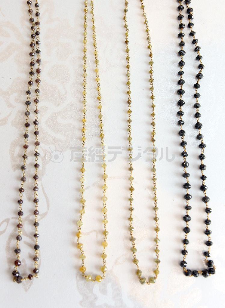 ダイヤモンドを１８金のチェーンでつないだネックレス。ブラウン（１５万円）、イエロー（１３万円）、グリーン（１３万円）、ブラック（２０万円）と、さまざまな色合い＝２０１４年６月１８日、東京都渋谷区（野村成次撮影）。※価格はすべて税別です。