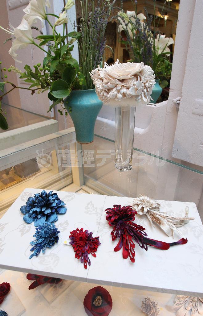 群馬・桐生に伝わる「横振り刺繍」で作られた「ｅｍｉ＿ｔａｋａｚａｗａ（エミ＿タカザワ）」のコサージュやヘッドアクセサリー。ブライダルにぴったり＝２０１４年６月１８日、東京都渋谷区（野村成次撮影）。※価格はすべて税別です。