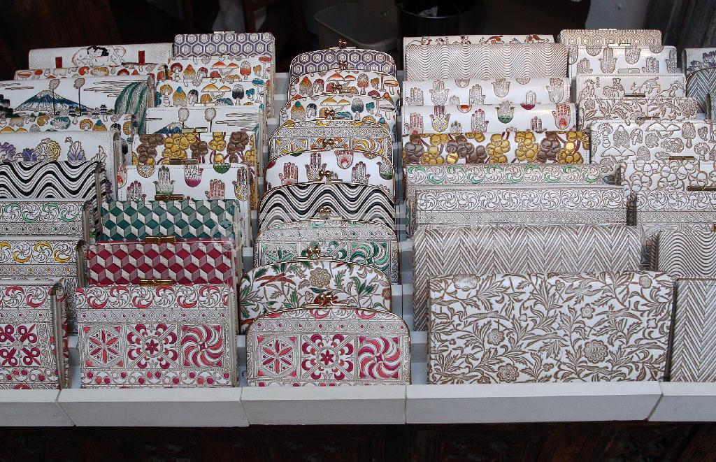 日本にだってステキな手仕事はある。白くなめした牛革に型押しと彩色した「文庫革」の財布やカードケース。がま口財布は８０００円から、長財布は長財布は１万８５００円から＝２０１４年６月１８日、東京都渋谷区（野村成次撮影）。※価格はすべて税別です。