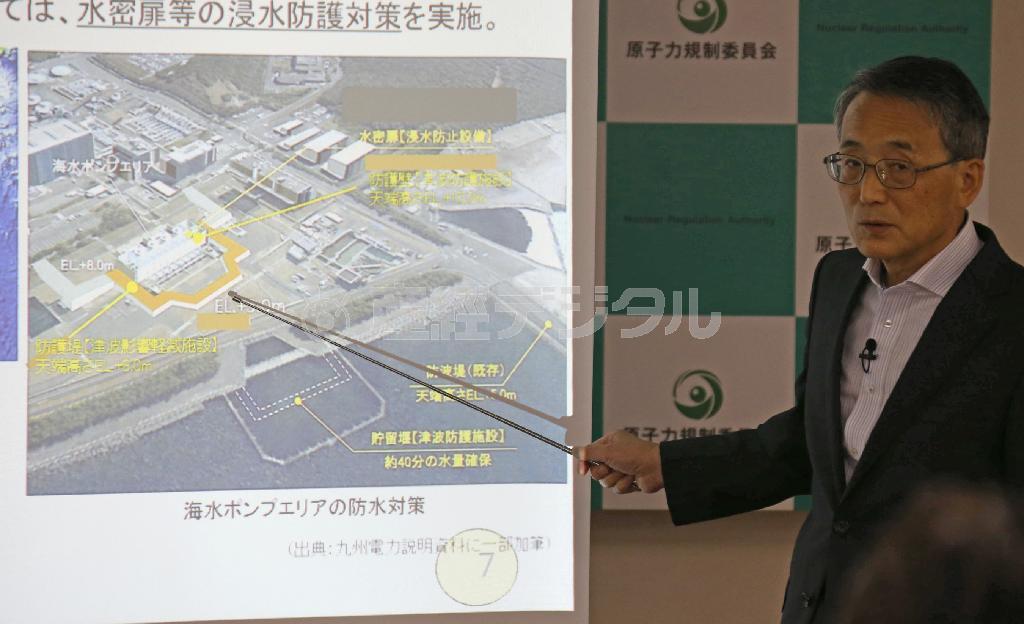 図表を使いながら新規制基準の要点などについて説明する原子力規制委員会の田中俊一（しゅんいち）委員長＝２０１４年７月１６日、東京都港区の原子力規制委員会（大里直也撮影）