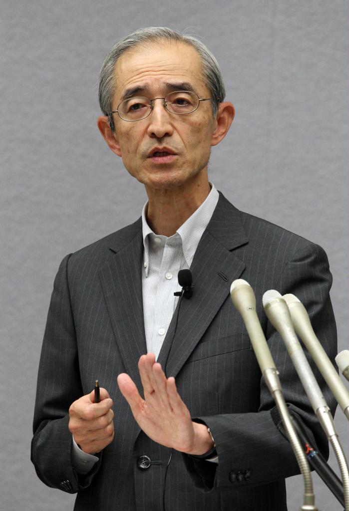 定例会見を行う平野信行・全国銀行協会会長＝１７日、東京都千代田区