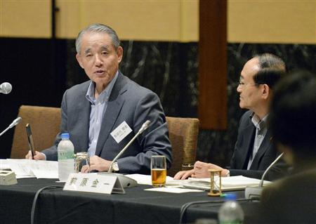 経済同友会夏季セミナーで話す長谷川閑史代表幹事（左）＝１８日午後、仙台市