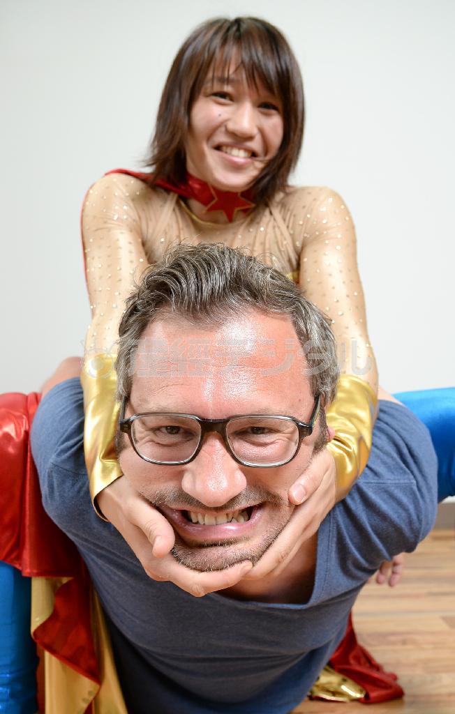 日本を代表するプロレスラー兼格闘家、朱里（しゅり）選手（上）からプロレスのイロハをたたき込まれるジャン・マルク・ルドニツキ監督＝２０１４年６月１８日、東京都中央区銀座（寺河内美奈撮影）