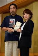 受賞作を手に握手をする芥川賞の柴崎友香（ともか）さん（右）と直木賞受賞の黒川博行さん（左）＝２０１４年７月１７日、東京都千代田区（大橋純人撮影）