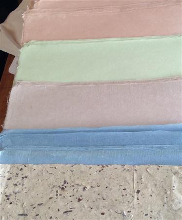 楮に桜・あけび・ねむ・トマト・藍・蓬・榊などの樹皮を炊きだして染色した草木染め和紙＝２０１４年１月２８日（提供写真）