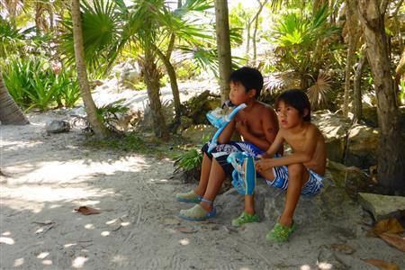 海に入ることしか頭に無い、長男の海友（かいと、左）君と二男の颯友（はやと）君。このときは、海へ通じる道が見つけられず、しばし路肩に座り込み、途方に暮れていた＝２０１３年７月２５日、メキシコ・カンクン沖のムヘーレス島（越智隆治さん撮影）