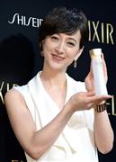 資生堂が発表した「エリクシール」の新商品を手に持つＣＭキャラクターの滝川クリステルさん＝１８日、東京都目黒区