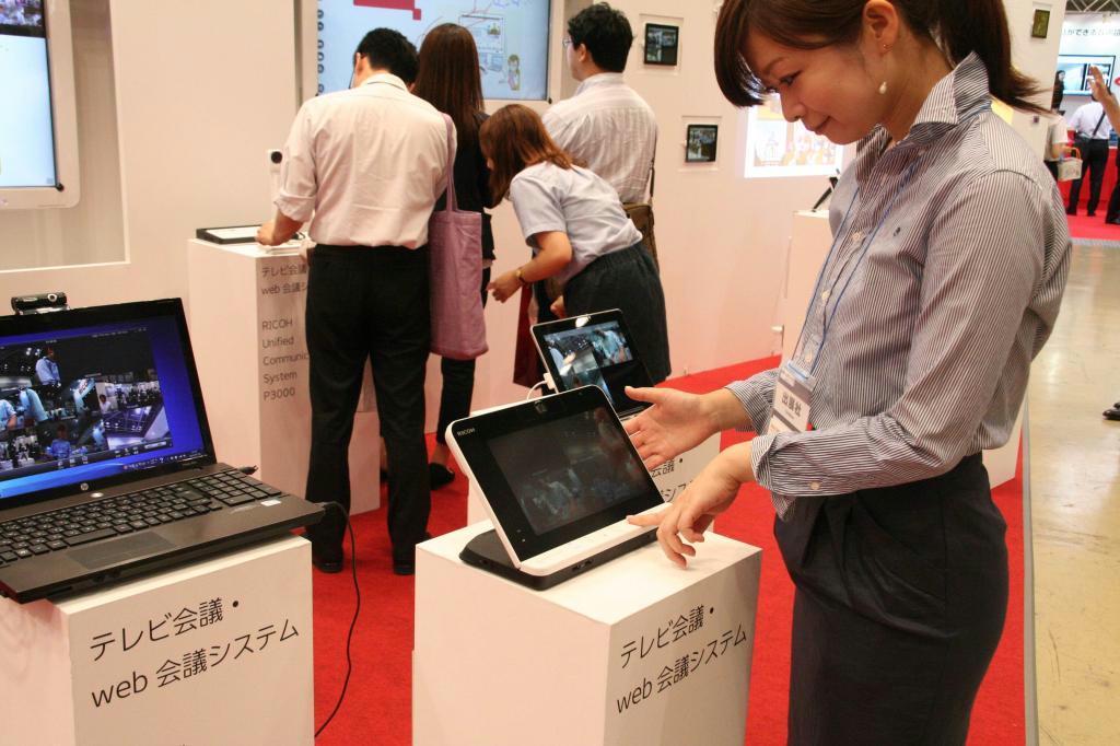 「ワークスタイル変革ＥＸＰＯ」でウェブ会議システムを展示するリコーのブース＝東京都江東区