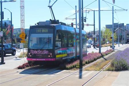 シアトル・ストリートカーは2007年に開通。基本カラーはグリーンだが、ラッピングカーも走行している