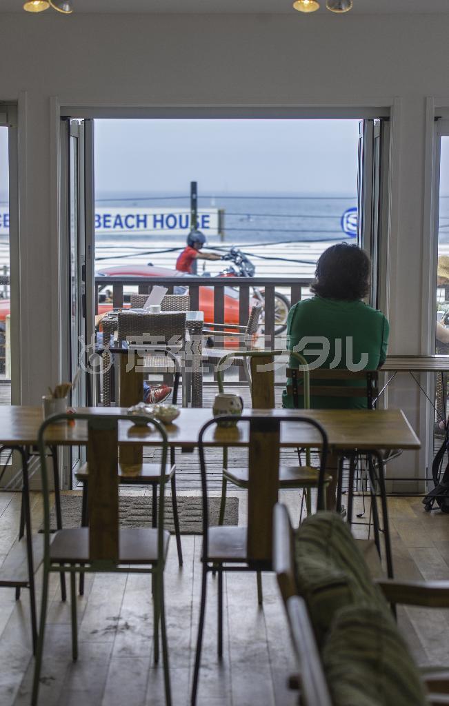 海の家の屋根越しに相模湾が見える。テラスの風が心地よい＝２０１４年７月６日、神奈川県鎌倉市の「ＨＯＡ＿ＣＡＦＥ」（渡辺照明撮影）