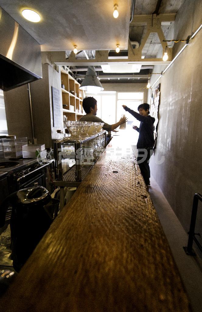 コーヒーと甘みを抑えたケーキで朝の生気を取り戻す。商店街の路地を入った小さなコーヒースタンドは朝日の当たる木目のカウンターが印象的だ＝２０１４年７月１２日、神奈川県鎌倉市の「ＴＨＥ＿ＧＯＯＧ＿ＧＯＯＤＩＥＳ」（渡辺照明撮影）