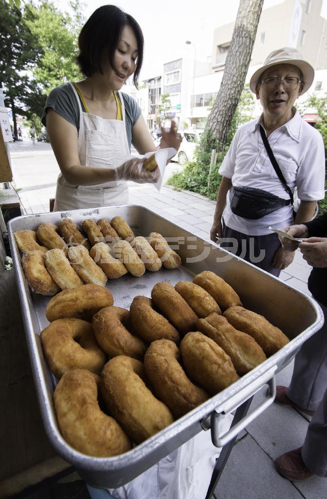 コバカバは鎌倉野菜の直売所として知られる連売の並び。毎週金土日月の朝には「べつばらドーナツ」も店頭販売している＝２０１４年７月６日、神奈川県鎌倉市小町（渡辺照明撮影）