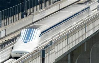 実験線を試験走行する新型リニア＝山梨リニア実験センター（植村光貴撮影）