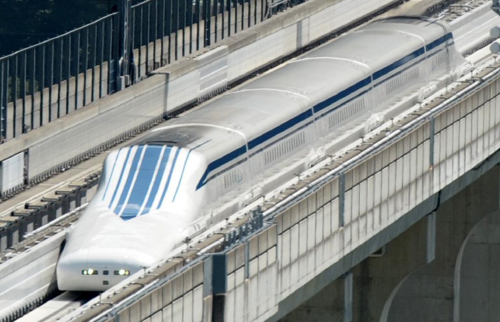 実験線を試験走行する新型リニア＝山梨リニア実験センター（植村光貴撮影）