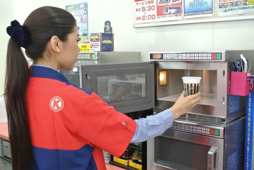 レンジで温めて飲む「フローズンシェイク」。１０代など若い世代に人気＝東京都中央区のサークルＫ晴海センタービル店（村島有紀撮影）