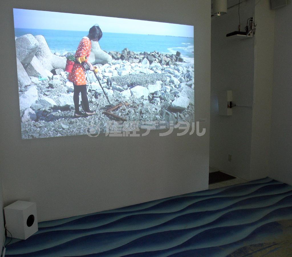 キュンチョメ個展「無限にずれていく時間」＿＿「鯉のぼり男」（２０１４年）＝２０１４年７月１５日、東京都新宿区（野村成次撮影）