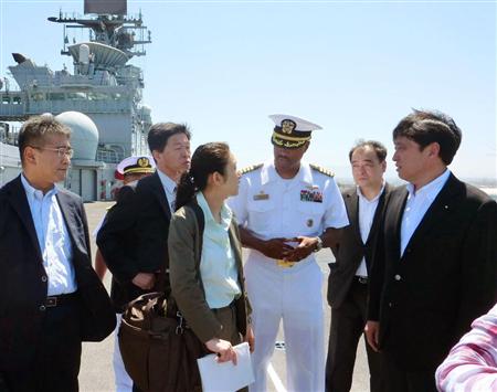米海軍の強襲揚陸艦「マキン・アイランド」を艦上で視察する小野寺防衛相（右端）＝７日、サンディエゴの海軍施設（共同）