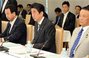 経済財政諮問会議であいさつする安倍晋三首相（中央）＝２２日午前、首相官邸（酒巻俊介撮影）