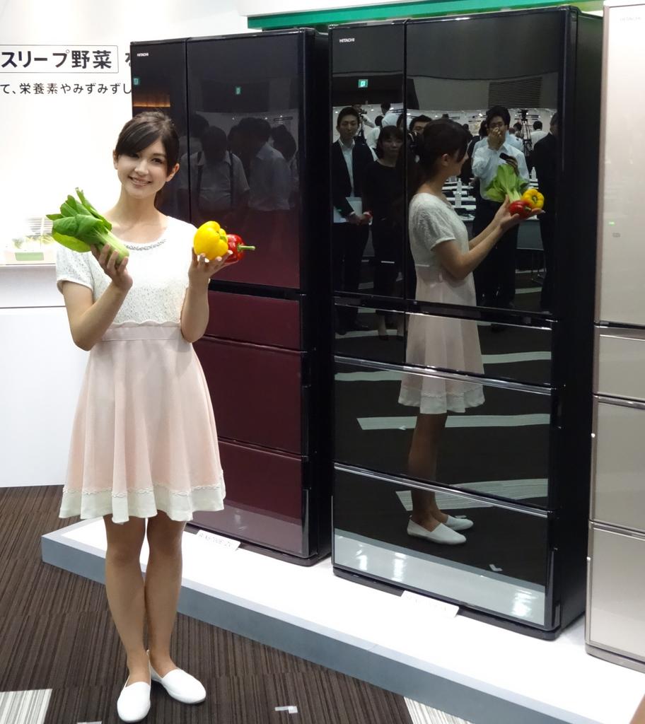 日立アプライアンスが発売する冷蔵庫「真空チルド」＝23日、東京都港区