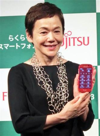 富士通のシニア層向けスマートフォンをＰＲする大竹しのぶさん＝２３日、東京・銀座