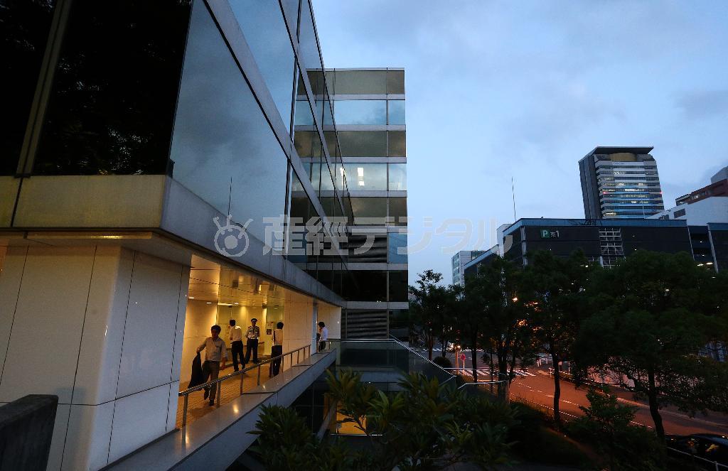 データが持ち出されたとみられる、関連会社が入るビル（左）とベネッセコーポレーション東京本部（右奥の高層ビル）＝２０１４年７月１４日、東京都多摩市（小野淳一撮影）