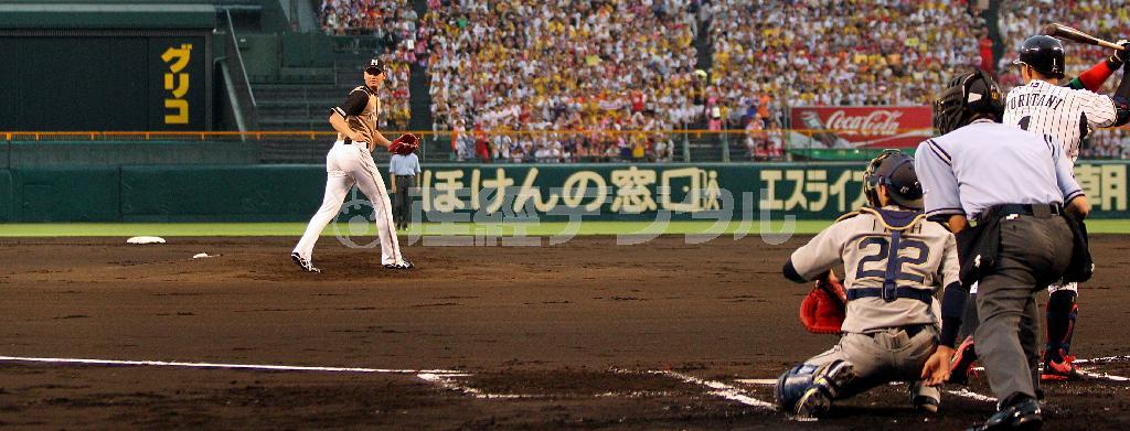 鳥谷敬への２球目、大谷翔平の剛球は１６２キロを記録した＝２０１４年７月１９日、兵庫県西宮市・甲子園球場（安部光翁撮影）