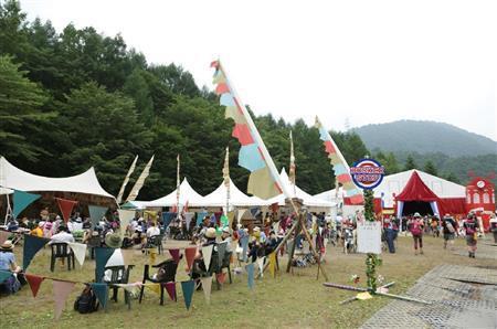 森の中で小さな路上ライブを楽しめるバスカー・ストップ。大きなステージばかりがフジロックの楽しさではない＝２０１３年７月２６日、新潟県南魚沼郡湯沢町（提供写真）。（Ｃ）Ｇｏ＿Ｏｋｕｄａ