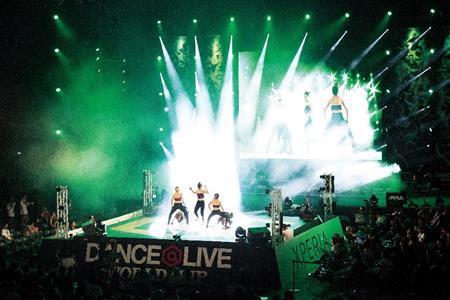 ダンスバトルの他にも数組のショーゲストが参加。マレーシアから招待されたＴＲＯＵＢＬＥ＿ＱＵＥＥＮＺはバトルとはひと味違ったセクシーなダンスで会場を盛り上げた＝２０１４年７月６日、台湾・新北市（提供写真）