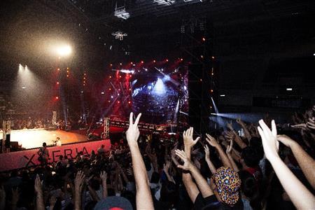 熱狂する観客。スペシャルムーブが出るごとにわき上がる歓声は地鳴りのようですらあった＝２０１４年７月６日、台湾・新北市（提供写真）