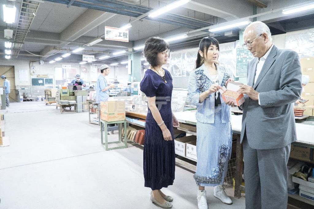 工場内の説明をする大山泰弘会長（右）と大山真理さん（左）。写真中央は一般社団法人「Ｇｅｔ＿ｉｎ＿ｔｏｕｃｈ」理事長の東ちづるさん＝２０１４年７月１４日、神奈川県川崎市高津区（提供写真）