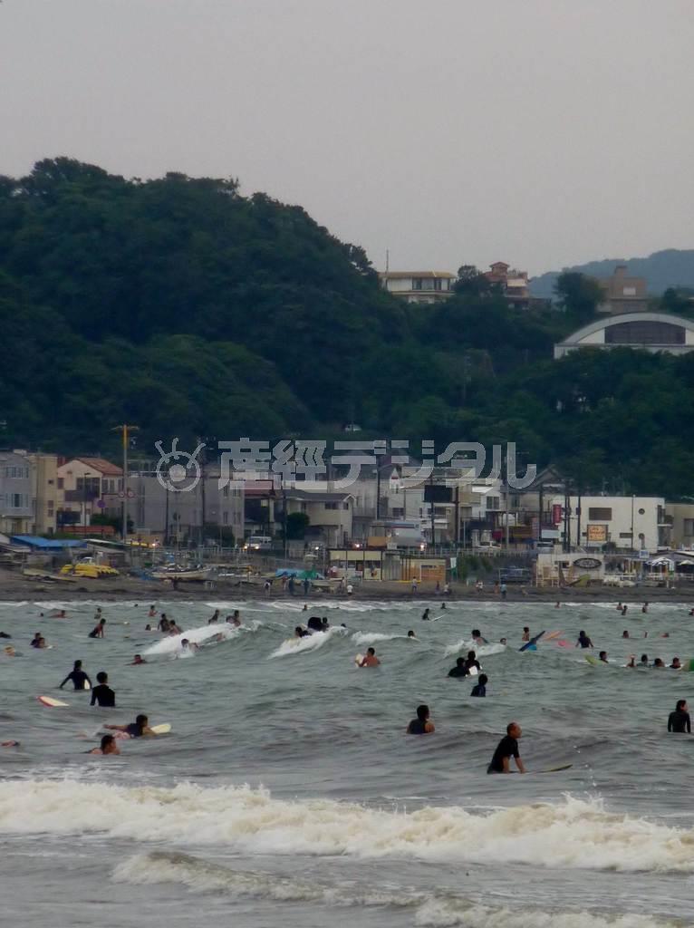 遊泳時間終了の午後５時以降になって、台風の後の大波を期待するサーファーたち＝２０１４年７月１２日、神奈川県鎌倉市