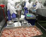 「上海福喜食品」の工場内にある、食肉製品の生産ライン＝２０日、中国上海市（新華社＝共同）