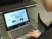 米グーグルのＯＳを搭載した日本エイサーのノートパソコン「クロームブック」＝２３日、東京都港区