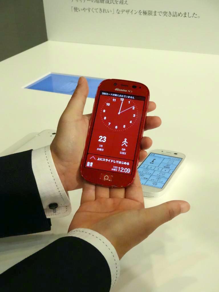 高齢者など初心者向けスマートフォンシリーズの新製品「らくらくスマートフォン３」＝２３日、東京都中央区